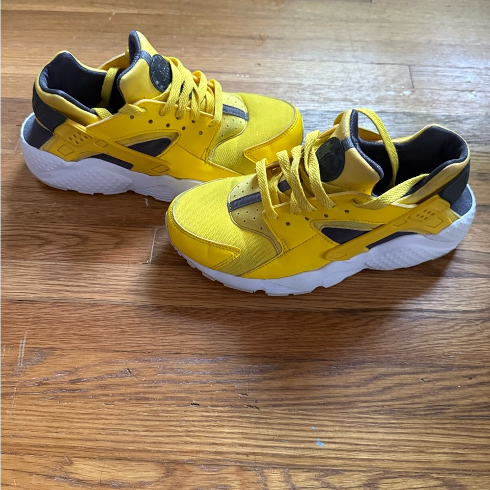 Nike Huaraches Yellow and Black Sneaker Dynamic Design